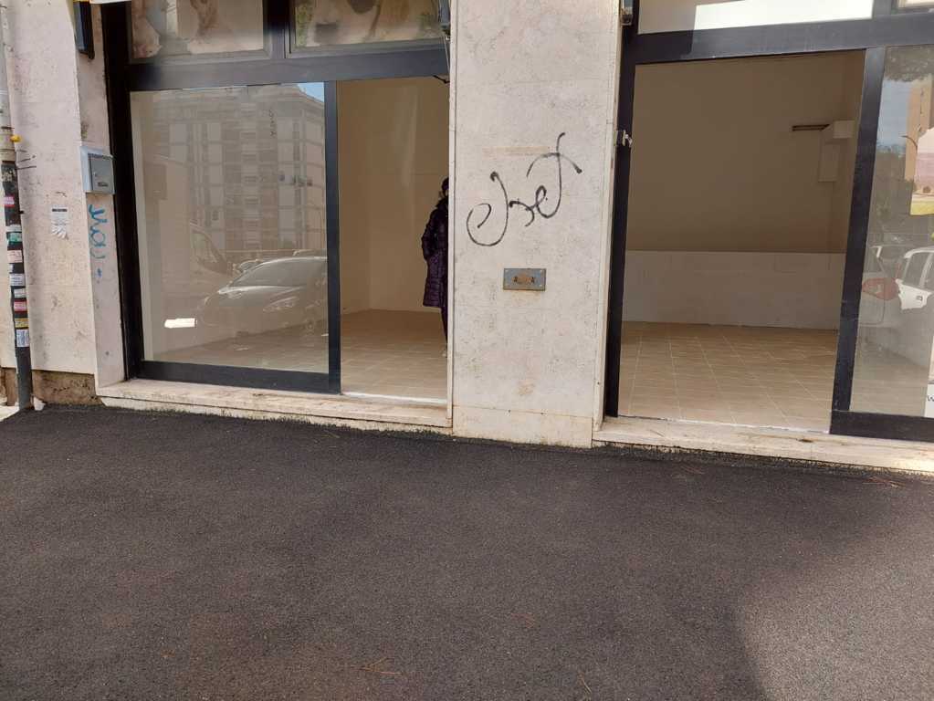 negozio in affitto a  zona monte sacro alto